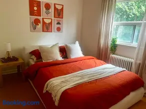 Cozy Upper Beaches Apartment - Image 3