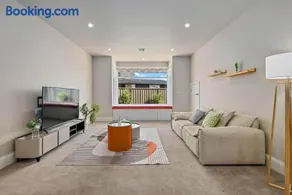 Charming 5-Bedroom House - Image 2