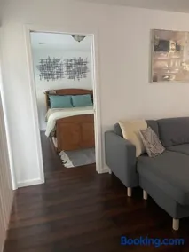 4 rooms, 2 Bedrooms 1 Bathroom Guesthouse with Full Kitchen, dining room, Street Parking near SF and Napa - Image 2
