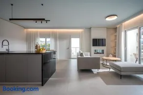 Selas Spacious 3 BDR Apt by Hospi Living - Image 1