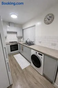Spacious & Modern 2BR Flat in Bury Town Centre - Image 1