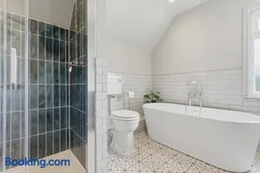 2-Bedroom Cottage Sleeps 5 Free Parking - Image 4