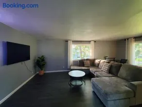 Quiet 3BR 2BA Near Mall, Shopping Centers, and I-94 - Image 2