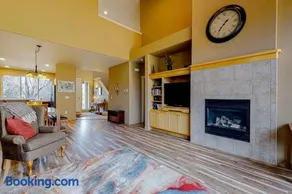 Inviting townhouse with fast WiFi patio & access to pools golf tennis & gym - Image 4