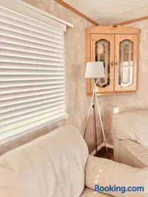 6 Birth Cosy caravan 134 Sealands - Image 5