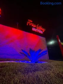 Free Way Motel - Image 1