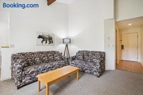 Cedarbrook Deluxe Two Bedroom Suite with outdoor heated pool 10304 - Image 5