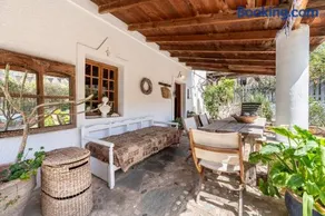 Paradiso Vintage Villa: Traditional 1944 Gem - Image 5