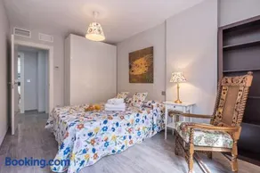 Amplio Apartamento Familiar en Granada con Aire Acondicionado - Image 2