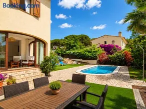 Villa Méditerranéenne avec Piscine, Jardin Privé, Proche Plage et Activités Costa Brava - Image 1