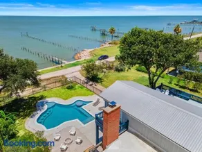 Tranquil Home with Private, Texas-Shaped Pool - Image 4