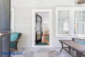 2BR Bungalow - Cozy Holiday Home Near Downtown & Beach - Image 2