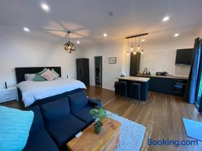 Kosmo’s Studio: City Style in a Retreat Setting! - Image 4