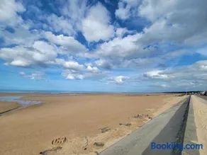 La Colline - Pont-Hébert - com - Grand Parking gratuit, De 1 à 4 personnes, Tout équipé, Netflix, Amazon Prime Gratuits et Illimités, Matelas Emma, Lave Linge, Vue sur la Vallée, RDC - Image 3