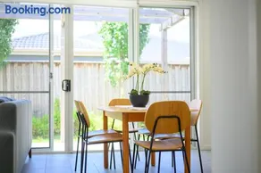Denham Court Adorable 4Br house with Wifi &Parking - Image 2