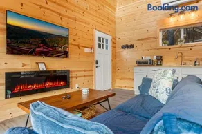The Hummingbird - Mountaintop Cabin with Hot Tub - Image 1