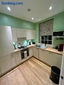 Luxury 1 Bedroom Flat in Great Location - Image 2