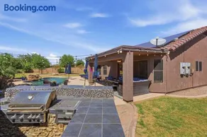 Spacious House with Heated Pool Near Peoria Sports Complex - Image 4