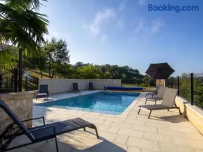 Gîte avec piscine privée, barbecue et terrasse - Image 4