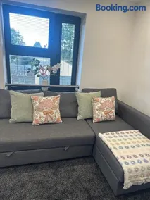 Newly refurbished 2-bedroom apartment with balcony & Free Parking - Image 4
