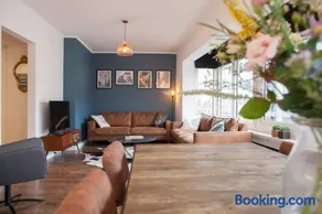 Stylish Central Flat, Steps to Beach - Image 2