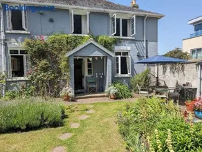 Cliffside is a Cosy Cottage B&B by Cowes Beach - Very big King Size guest BR & a Twin BR too if you book 3 to 4 guests - Image 1