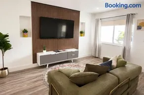 Big Triple Room in Design District Miami - Image 5