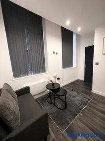 1 Bedroom Luxury Serviced Flat, 24hr Check in WiFi Netflix Washer Fully Equipped - Image 2