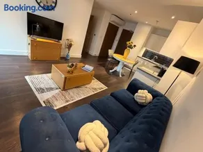 London Bliss Apartment - Cozy Stay with City Views - Image 4