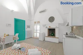 Casa Miggiano 6 BR Apartment in Town - Happy Rentals - Image 4