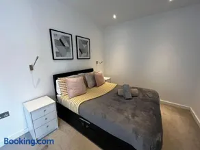 Grosvenor Rd - 2-Bedrooms - Sleeps 5 - Parking - Image 1