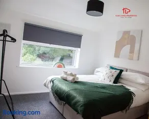 Liverpool 4 Bedroom Serviced Accommodation, Sleeps 7, Free WiFi & Parking, Ideal for Business & Long Stays - Image 4
