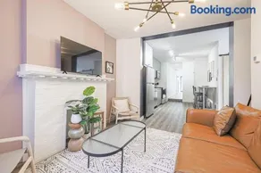 Downtown Oasis-2BR-Spa Bath-Pet Friendly, Free Parking - Image 4
