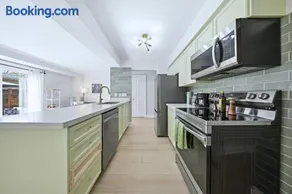 Townhome with Parking Ideal for Longer Stays - Image 3