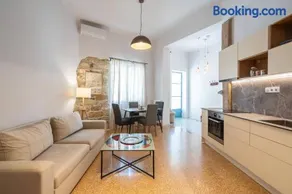 2BR Apt 20 Mins From Acropolis with Washer & Dryer - Image 1