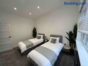 The Baglan Bungalow M4 Access in 1 min - Image 3