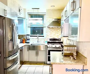 LGA airport 3 mins, Vacation 3 BR Duplex House, Parking and private backyard, 9mins subway! - Image 3