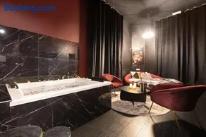 Legend Majestic Superbe Love Room - Jacuzzi - Champagne - Romantisme - parking privé GRATUIT - Image 2