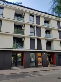 Holiday Apartman with Free Parking - Image 1
