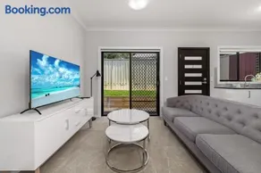 Cosy & Modern 2BDR Granny Flat - Image 3