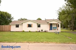 1 Block to Lake Eufaula! - Image 1