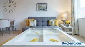 Hansen Court - Stylish Bay Apartment with Parking and River Views - Image 3