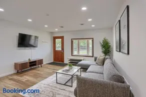 Stylish and Accessible 5 Bedroom, 2 Bathroom Home in Cranberry, Pittsburgh - Image 2