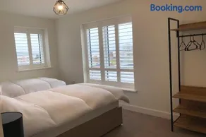 Estuary View, Central Stay with Parking - Image 4