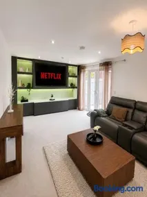 Elegant 4 Bedroom House Sleeps 8 Private Garden - Image 2