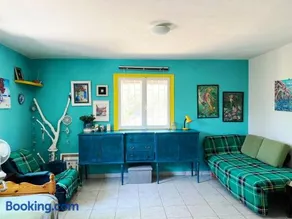 Painter's house by the beach - Image 1