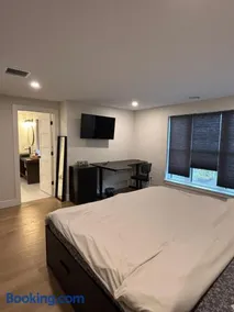 Modern bedroom in Weymouth with private bath - Image 2