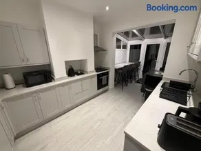 Luxury 4 Bedroom House in Harrow with Free Parking - Image 5
