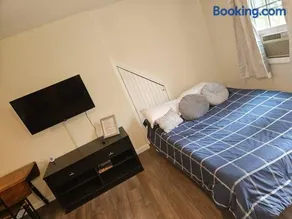 Adorable 1 bedroom with off-street parking - Image 4
