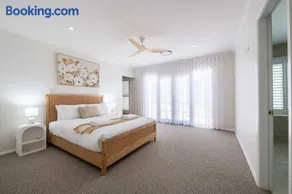 Sunningdale - Pool Entertainer, Luxurious Living - Image 3